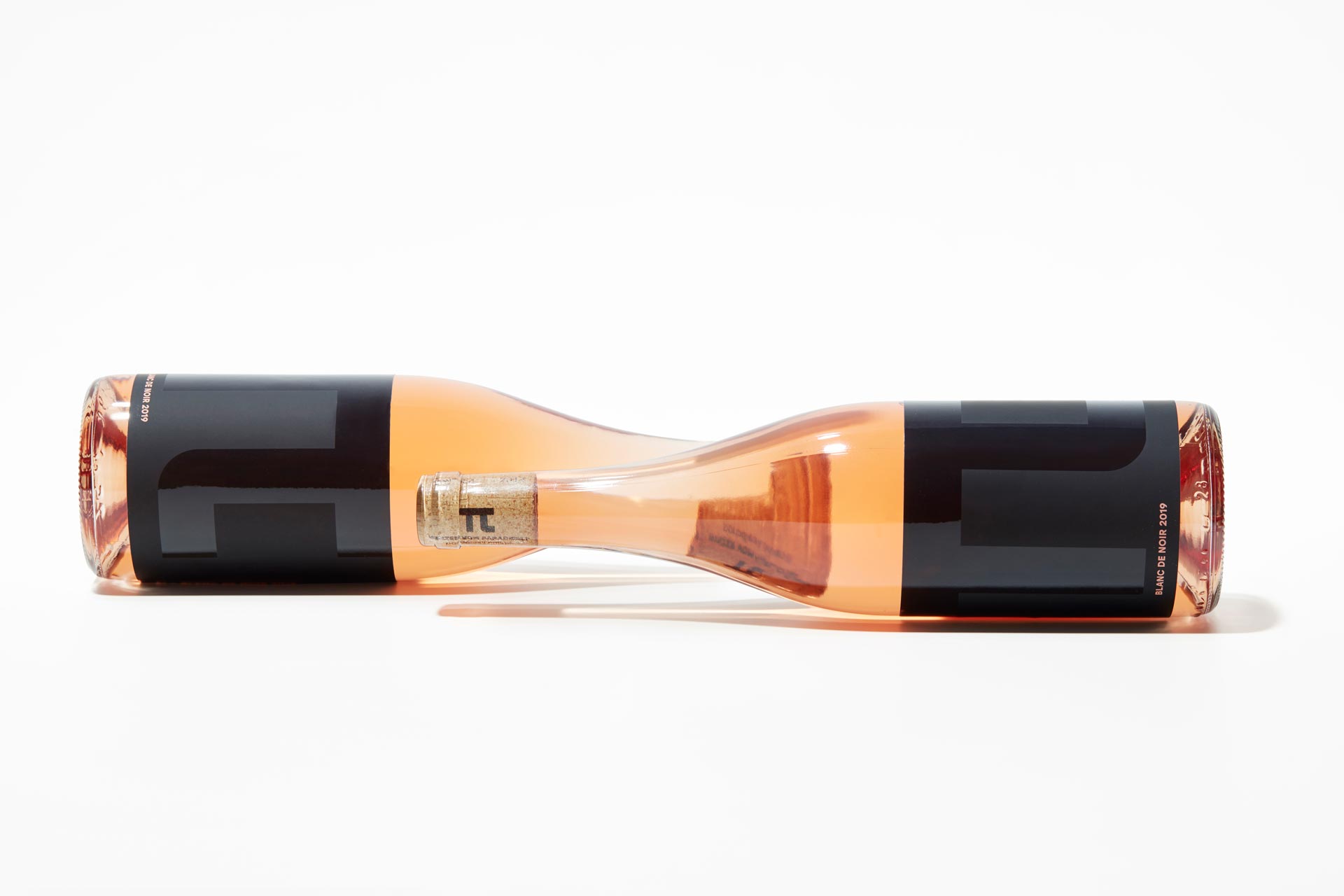 Zwei Weinflaschen pi Blanc de Noir 2019 gegenüberliegend