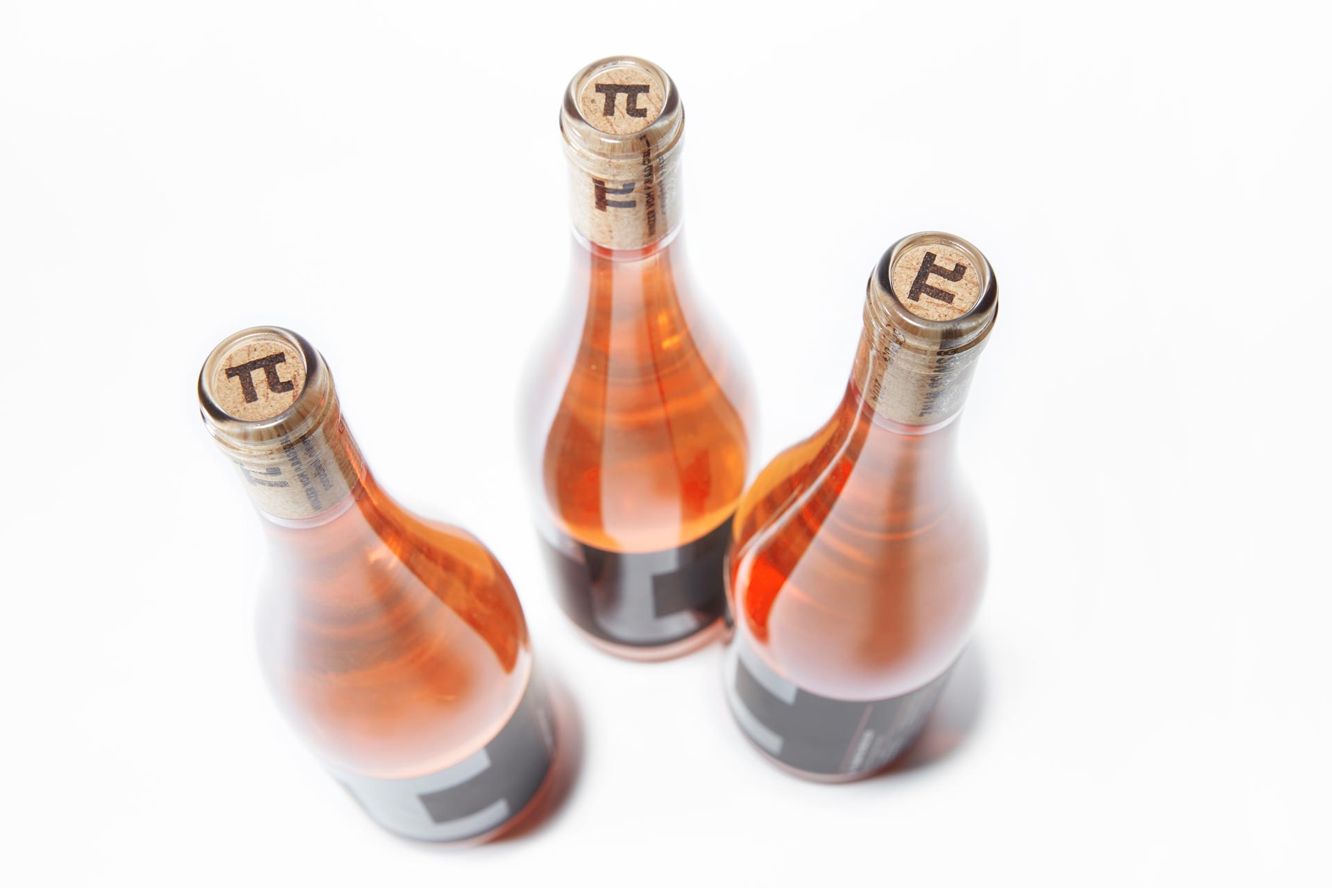 Drei Weinflaschen pi Blanc de Noir 2019 von oben