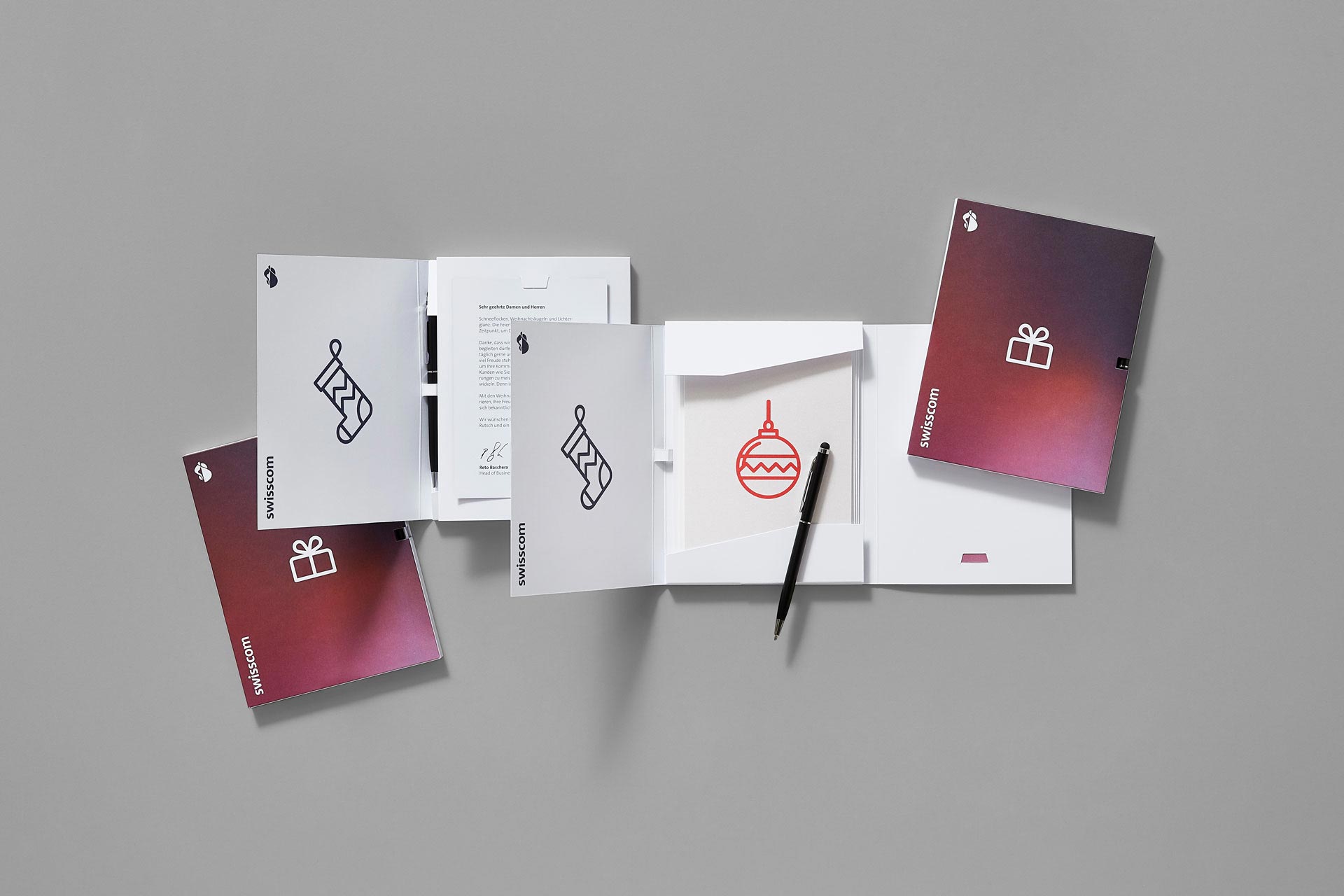 Gedrucktes Mailing mit Postkartenset, Stift und Piktogrammen