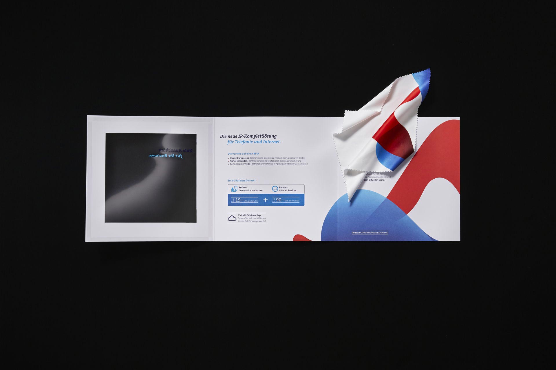 Geöffnetes quadratisches Mailing mit Sichtfolie und Mikrofasertuch