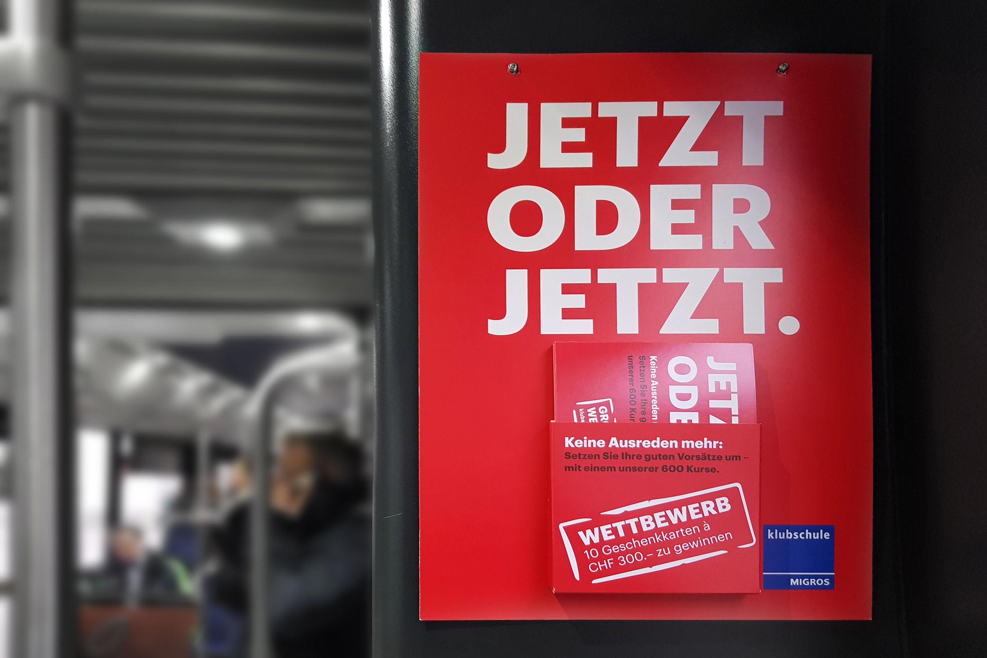 Migros Clubschule Neujahrs-Flyer mit Wettbewerb in öffentlichen Verkehrsmitteln