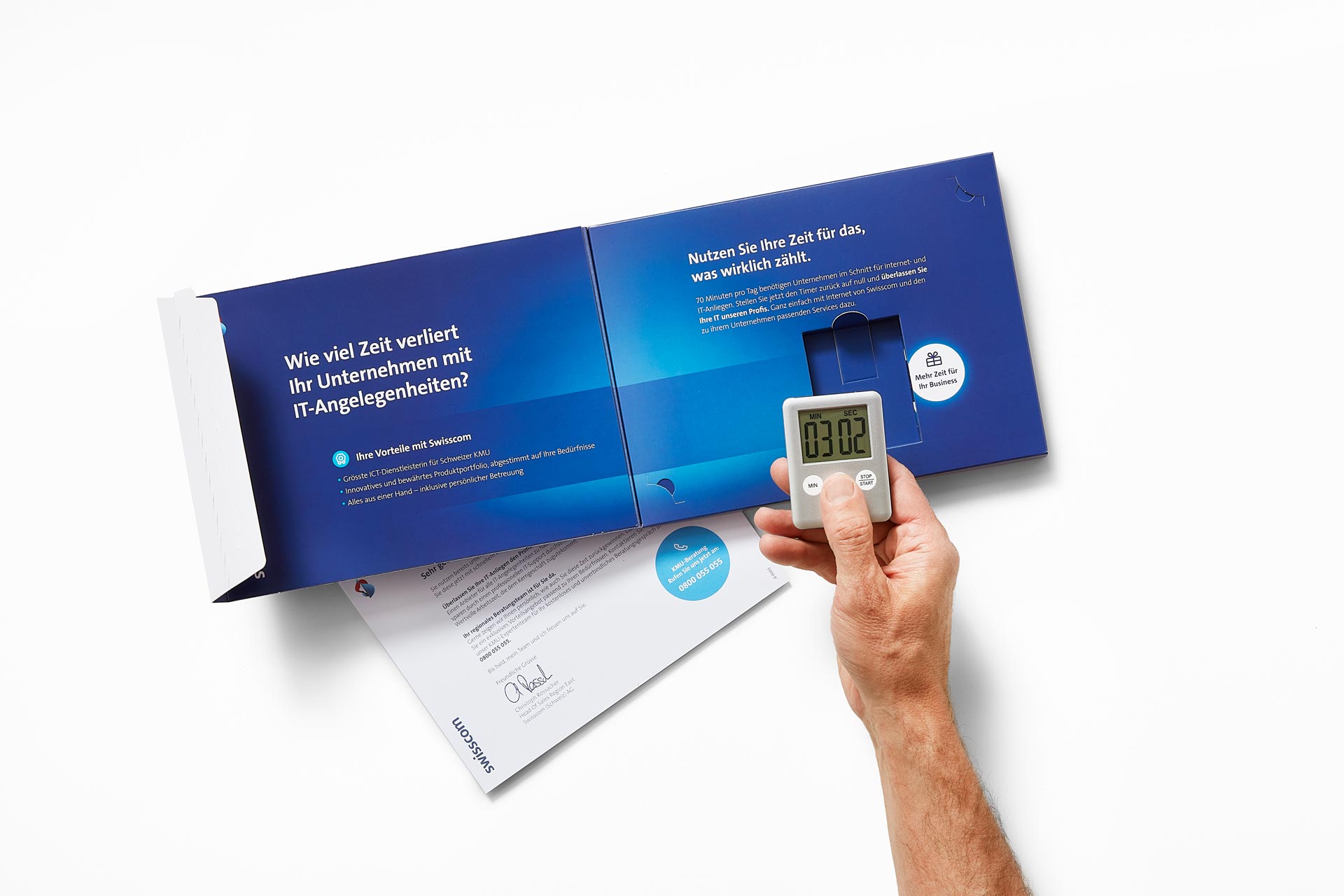 Gedrucktes 3D Mailing mit Hand, die einen Timer hält