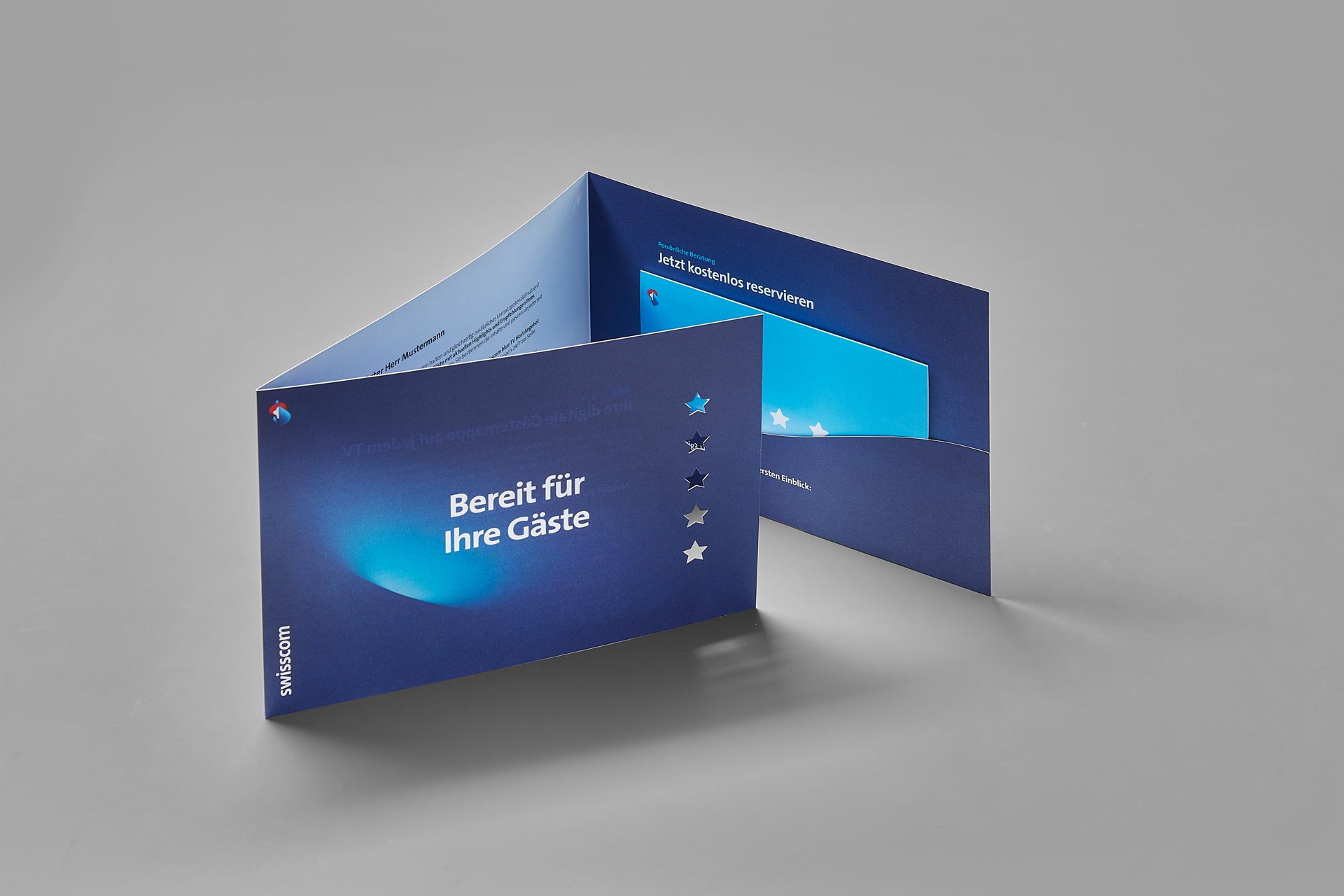 Gedrucktes Mailing mit fünft ausgestanzten Sternen und eingeschobenem Talon