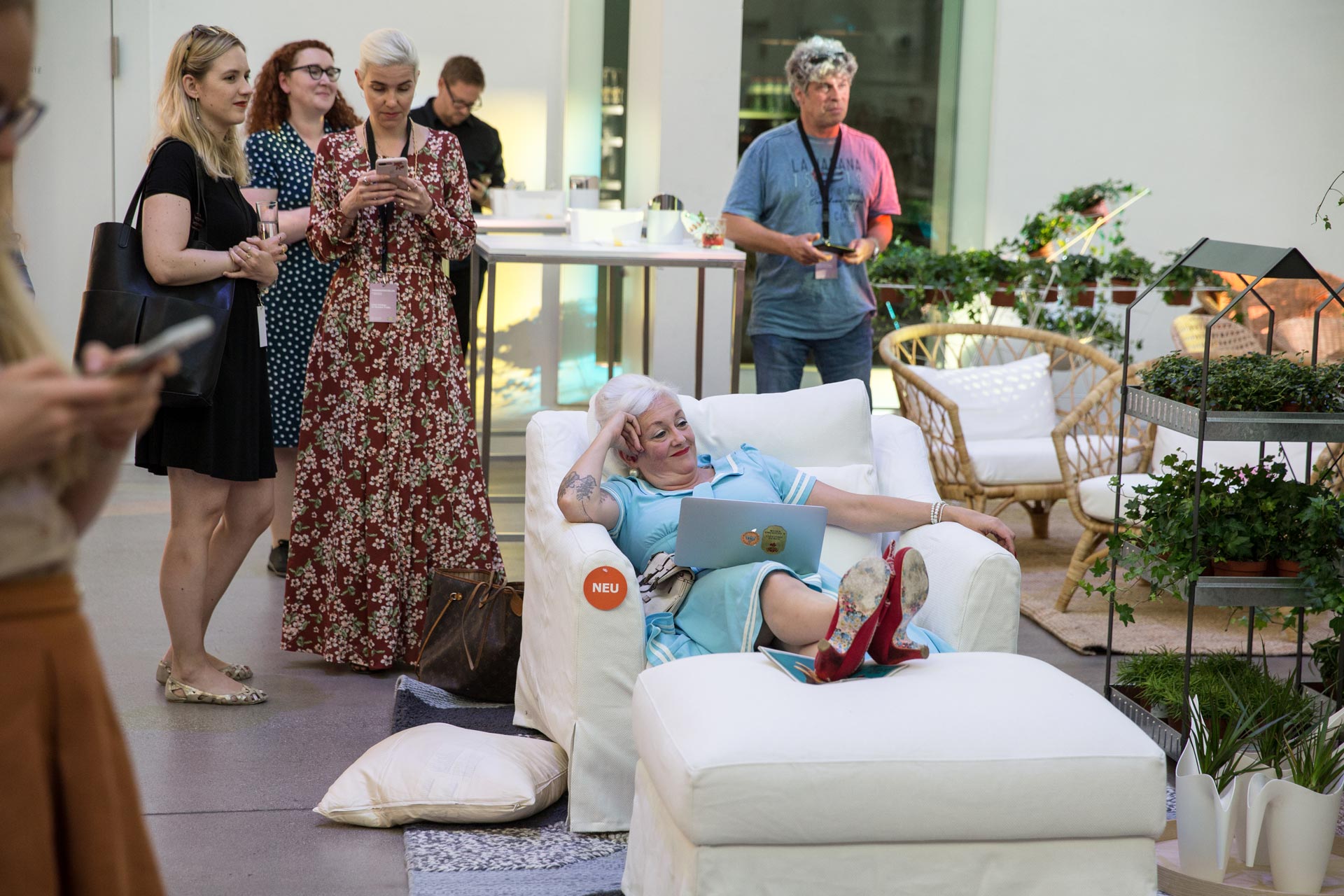 Besucher:innen und Schaustellerin am Catalogue Launch-Event in Baden