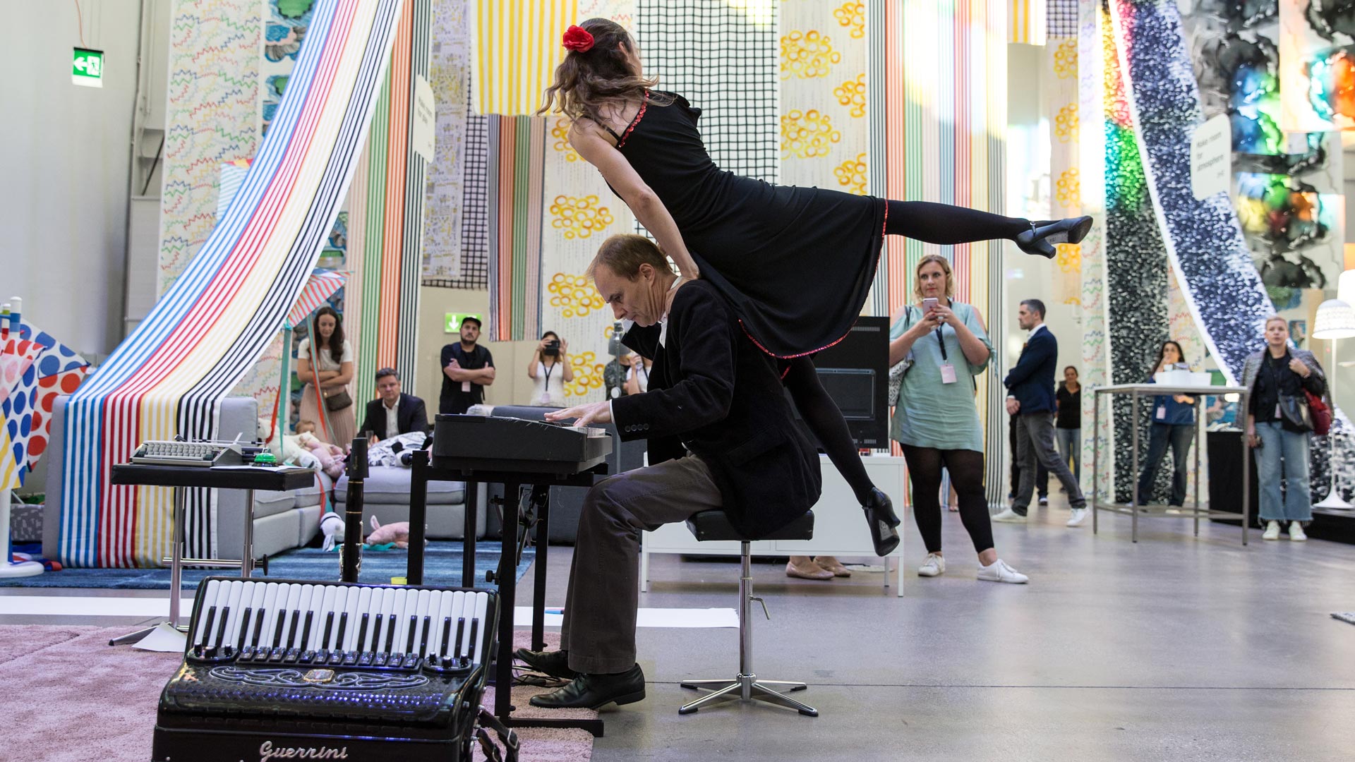 Musik und Akrobatik beim Catalogue Launch-Event in Baden